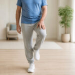 Homme age setirant doucement