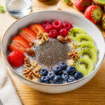Bol de petit dejeuner aux graines de chia et fruits