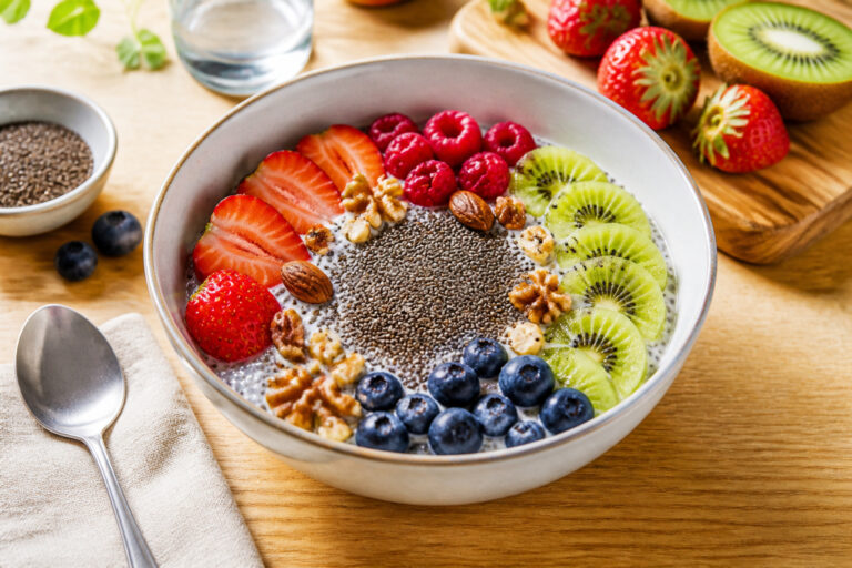 Bol de petit dejeuner aux graines de chia et fruits